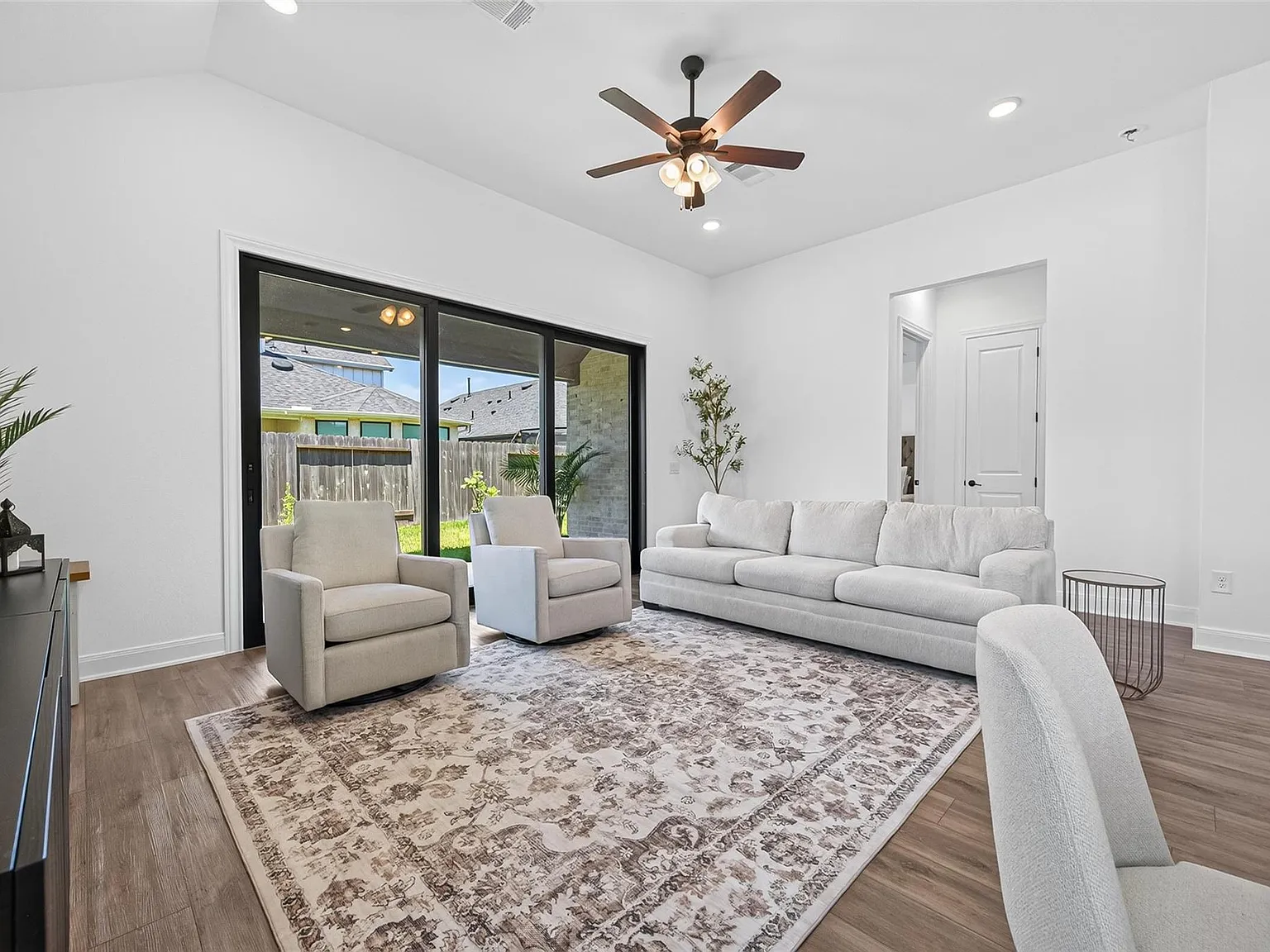4 bed, 3.0 bath, 2503 sqft, $3,390 — Photo 3