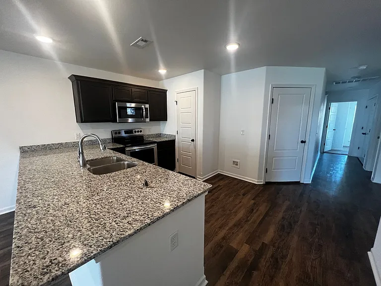 102 Anita Plz — Photo 2