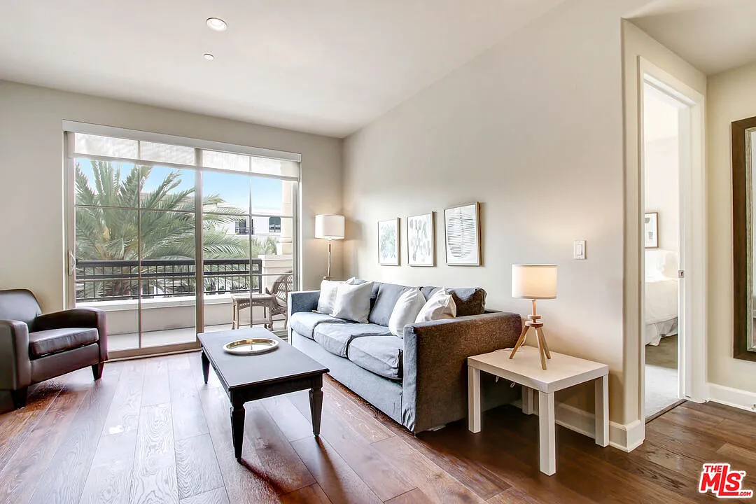 2 bed, 2.0 bath, 1100 sqft, $7,900 — Photo 3