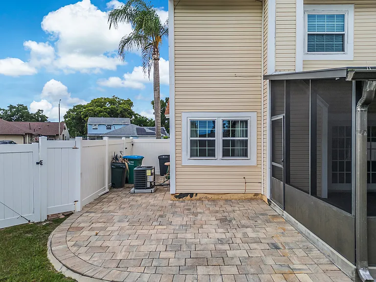 1025 Wentworth Ct — Photo 35