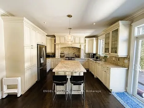 29 Franklin Cathcart Cres — Photo 3