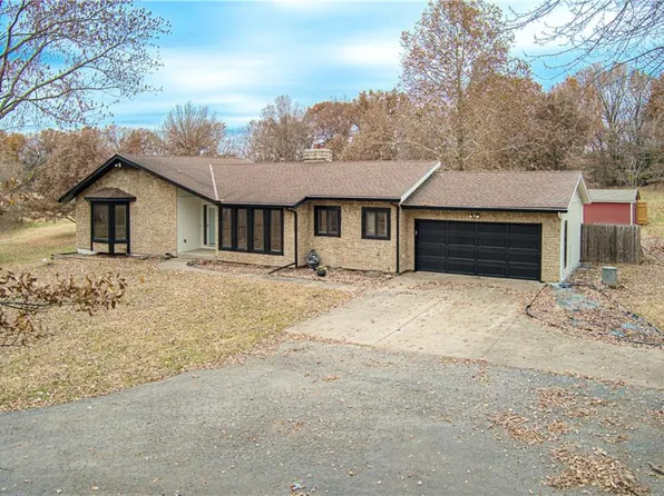2824 Sunburst Dr, Smithville, MO 64089