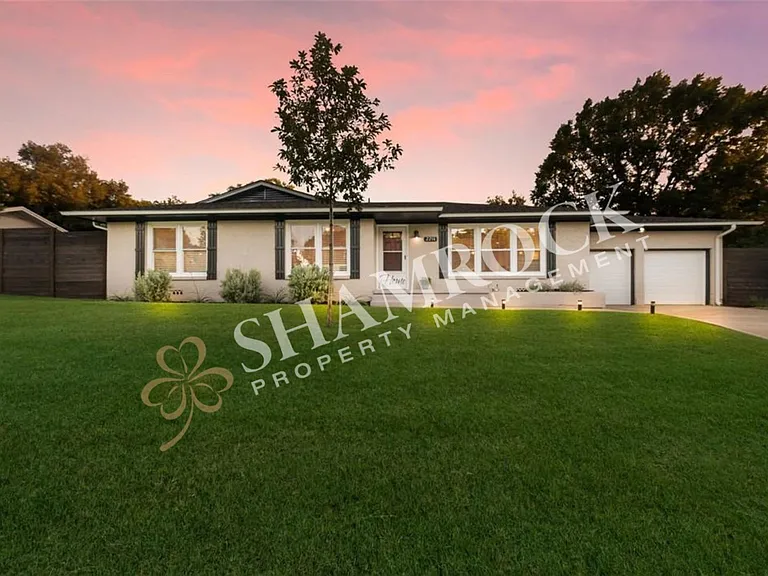 2216 Lake Ridge Cir — Photo 1