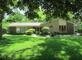 8817 Greenview Ln, Greendale, WI 53129