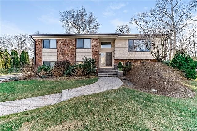 Updated Raised Ranch in desirable Wykagyl Estates