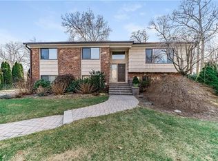 42 Pondview Ln, New Rochelle, NY 10804