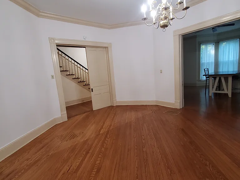 114 W Lexington Ave — Photo 18