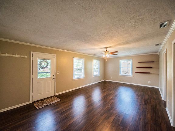 5th image of 210 Hillwood St