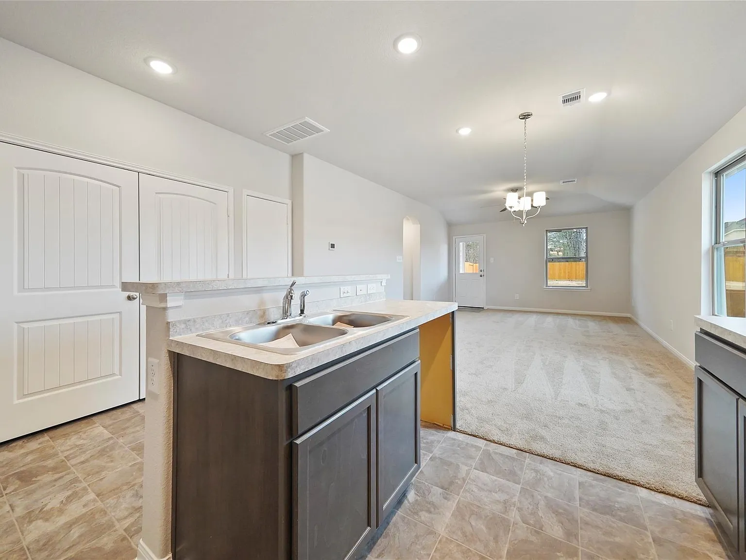 4 bed, 2.0 bath, 1455 sqft, $1,800 — Photo 3