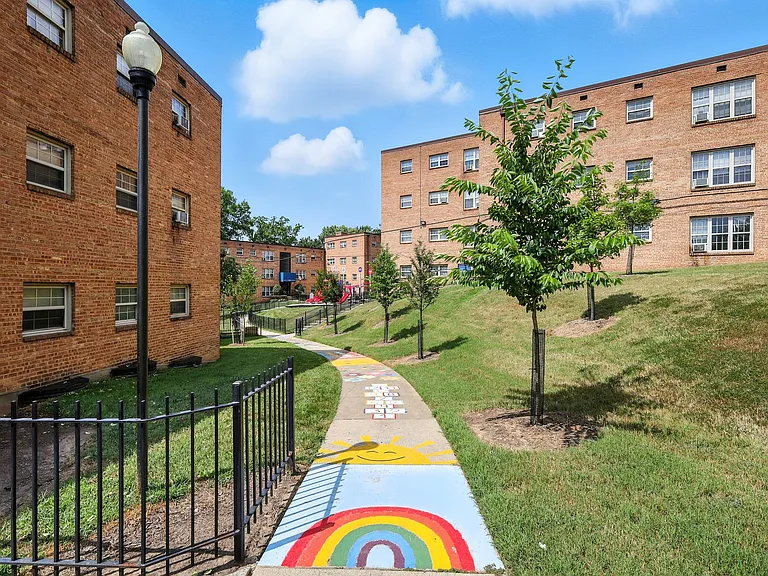 Huntwood Courts — Photo 18