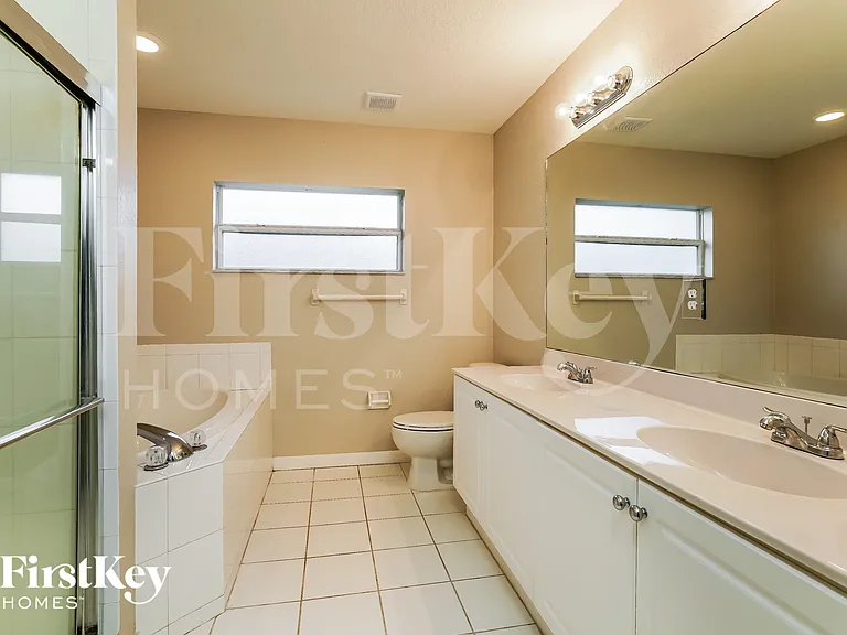 2508 NW 7th St — Photo 10