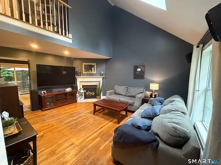 232 Scott St — Photo 8