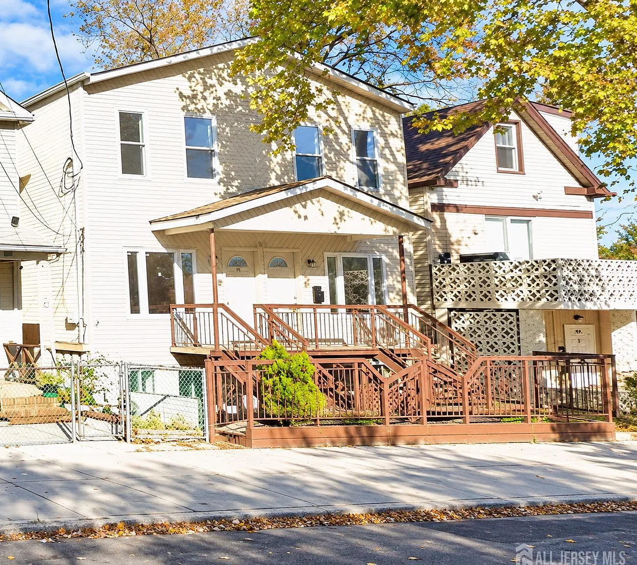 661 Catherine St — Photo 1