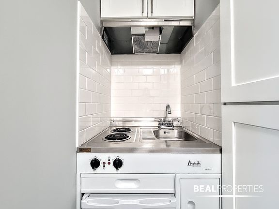 5th image of 725 Saint Johns Ave #17