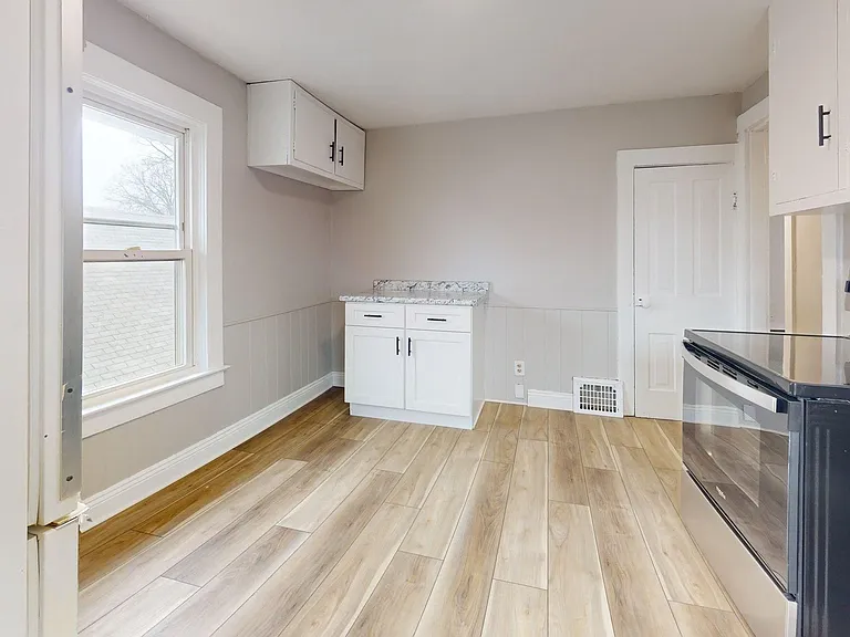1031 W 9th St — Photo 37