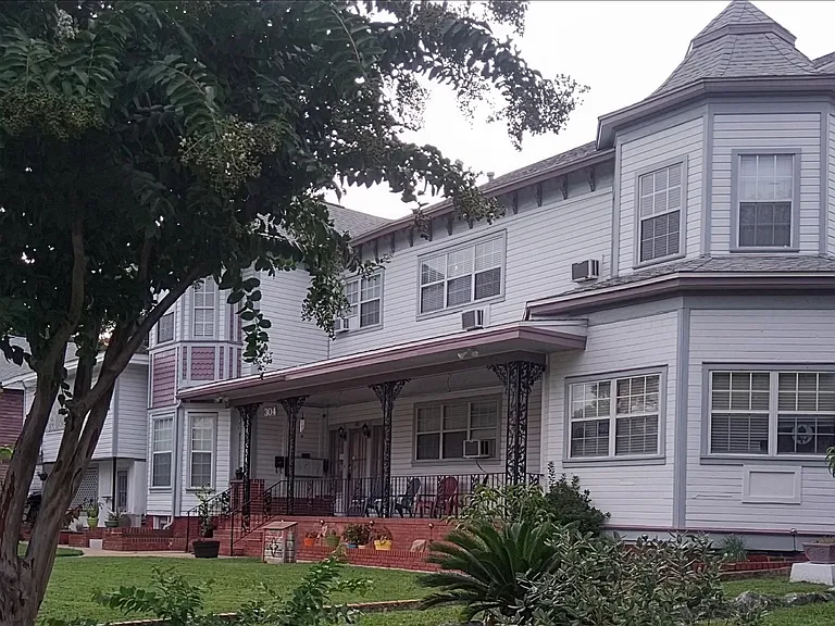 304-310 E Gregory St — Photo 5