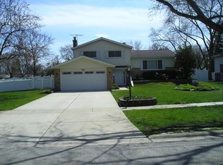 401 70th St, Darien, IL 60561