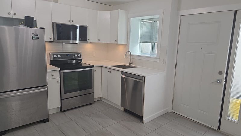 North Vancouver House for rent - 2 Bedrooms — photo 12