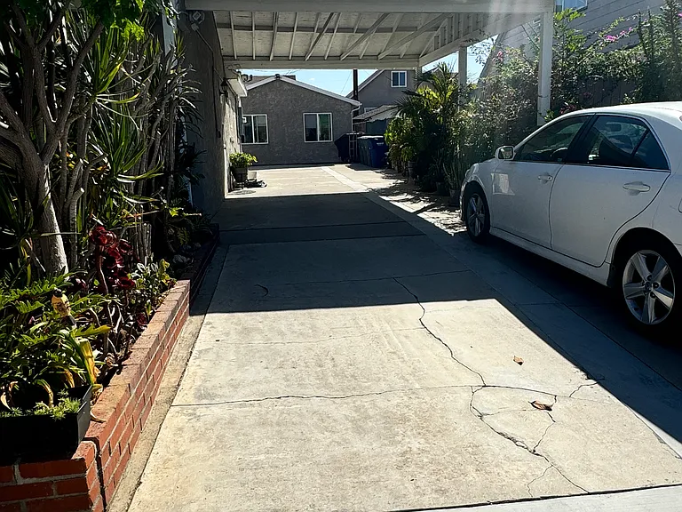 long driveway with carport, fits up to 3 cars