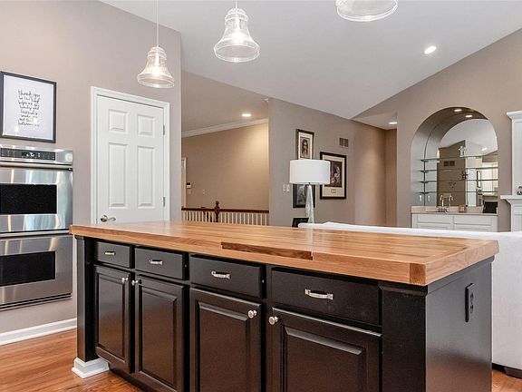 3rd image of 346 Waverly Place Ct