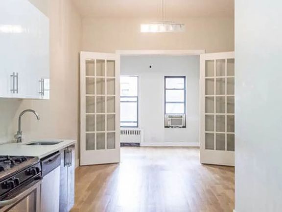 3rd image of 338 Melrose St APT 1R