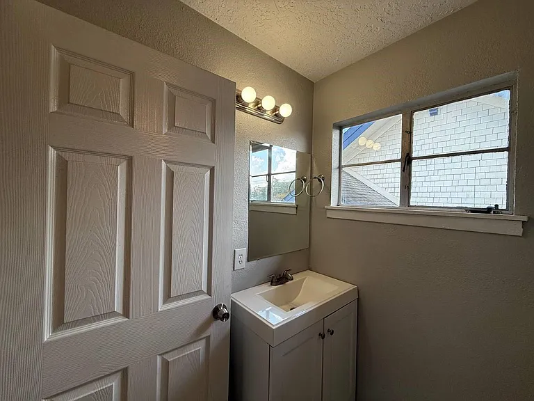 2501 Yoakum Blvd #12 — Photo 12