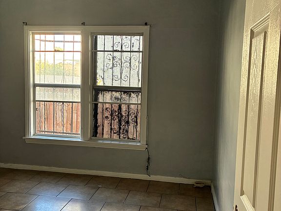 3rd image of 928 W 78th St #2