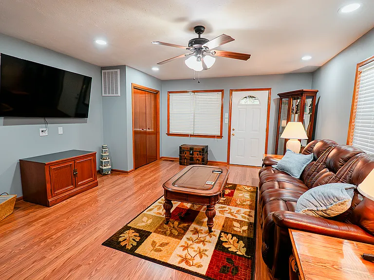 1341 Robinhood Ln — Photo 7