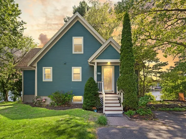 127 Pillings Pond Rd, Lynnfield, MA 01940