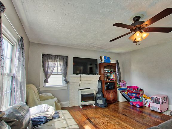 3rd image of 1756 Jefferson Ave #0