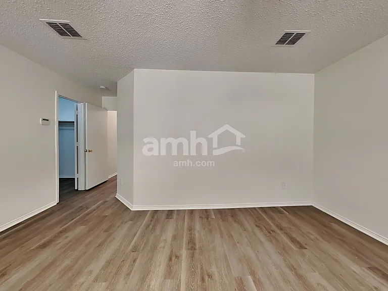 6040 Crescenzio Dr — Photo 10