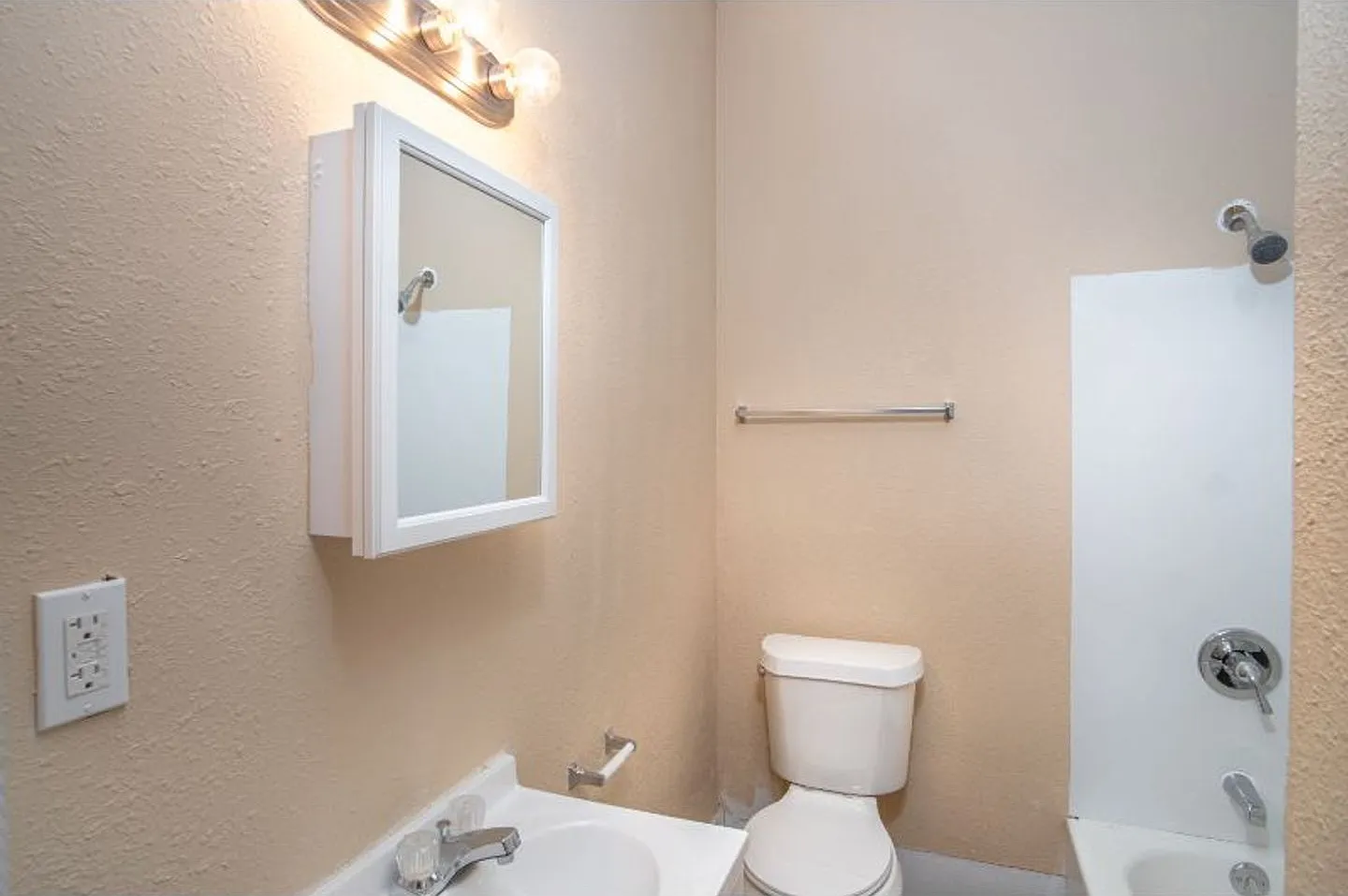 2 BR 1 BA Gorgeous Home Near Downtown — Photo 2