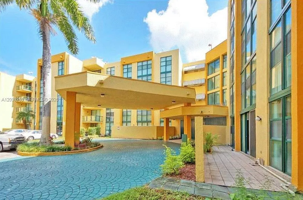 International Park Condo — Photo 2