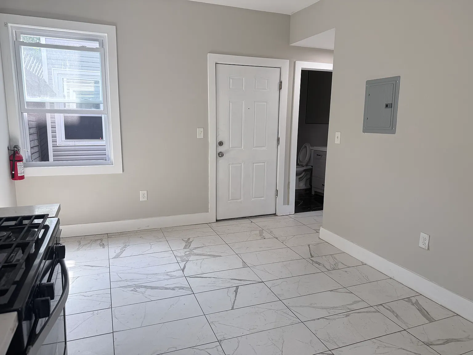 $2,250 - 3 bed 2 bath apartment in Newark — Photo 4