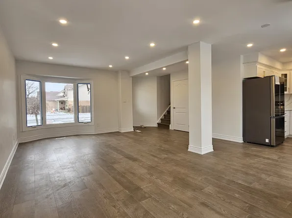 2084 Hunt Cres, Burlington, ON L7M 2N9