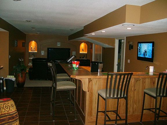 Finished Basement showing Bar