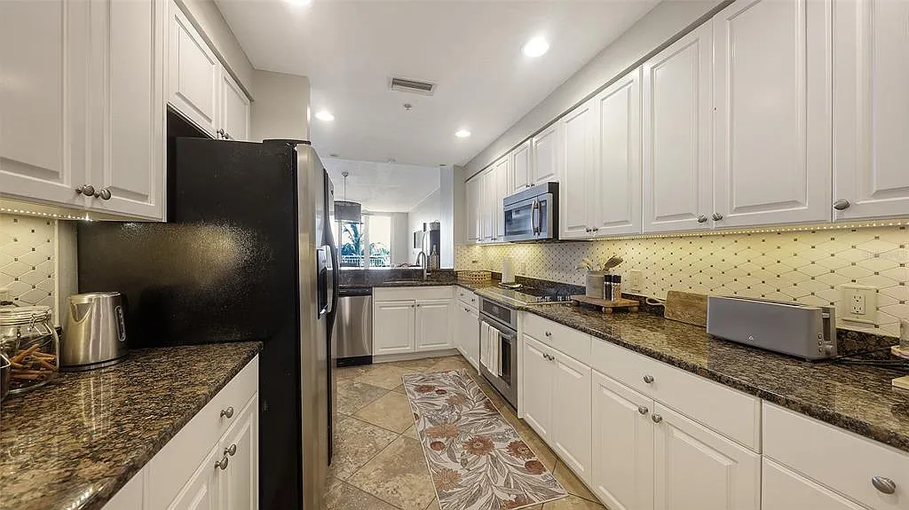 2 bed, 2.0 bath, 1758 sqft, $5,500 — Photo 4