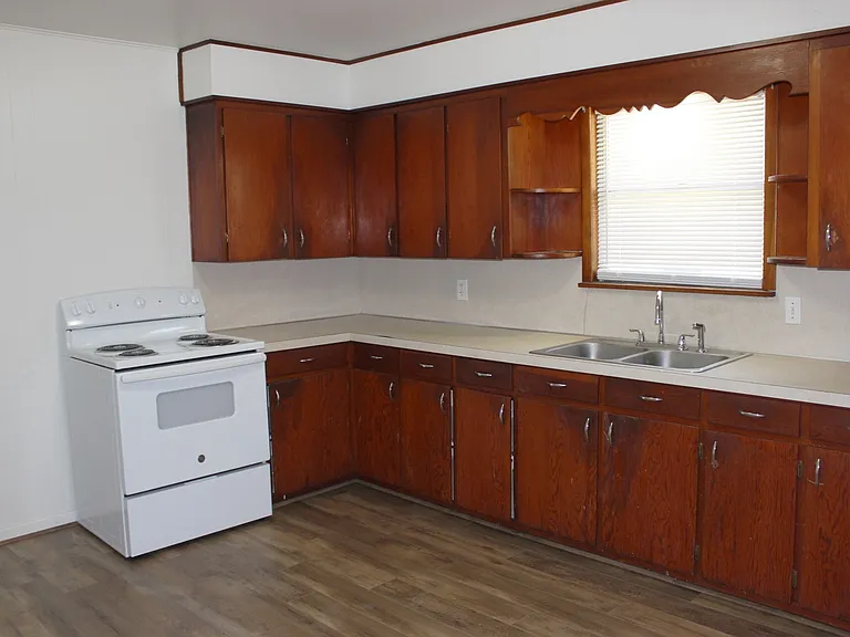 204 Cornish Dr — Photo 2