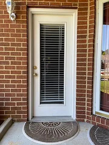 Cute separate entrance to the office and storage - 2509 Hartley St
