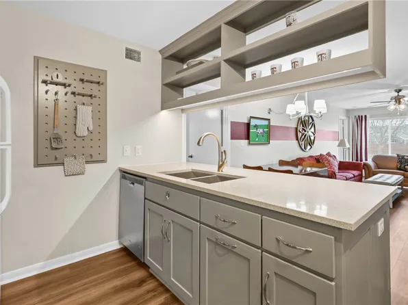 517 Sw Pkwy #101, College Station, TX 77840