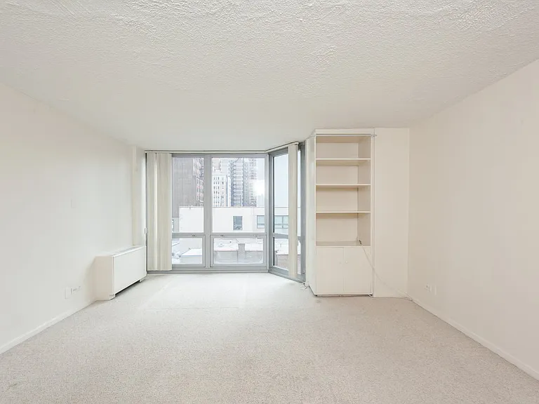 21 W Goethe St #6J — Photo 1