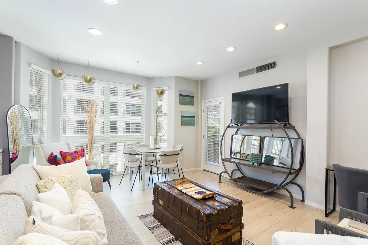 2 bed, 841 sqft, $3,500 — Photo 2