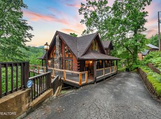 813 Pine Top Ln, Gatlinburg, TN 37738