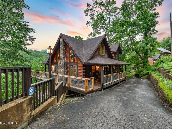 813 Pine Top Ln, Gatlinburg, TN 37738