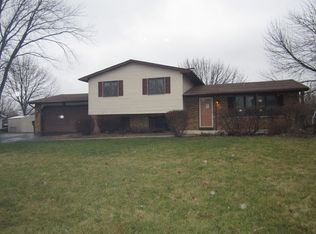 423 N Beck Rd, Lindenhurst, IL 60046