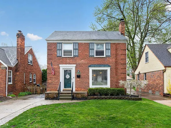 21208 Hunt Club Dr, Harper Woods, MI 48225