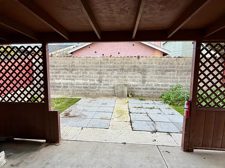 320 Hawthorne Dr — Photo 14