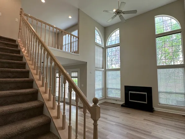 606 Plum Ct, Crystal Lake, IL 60014