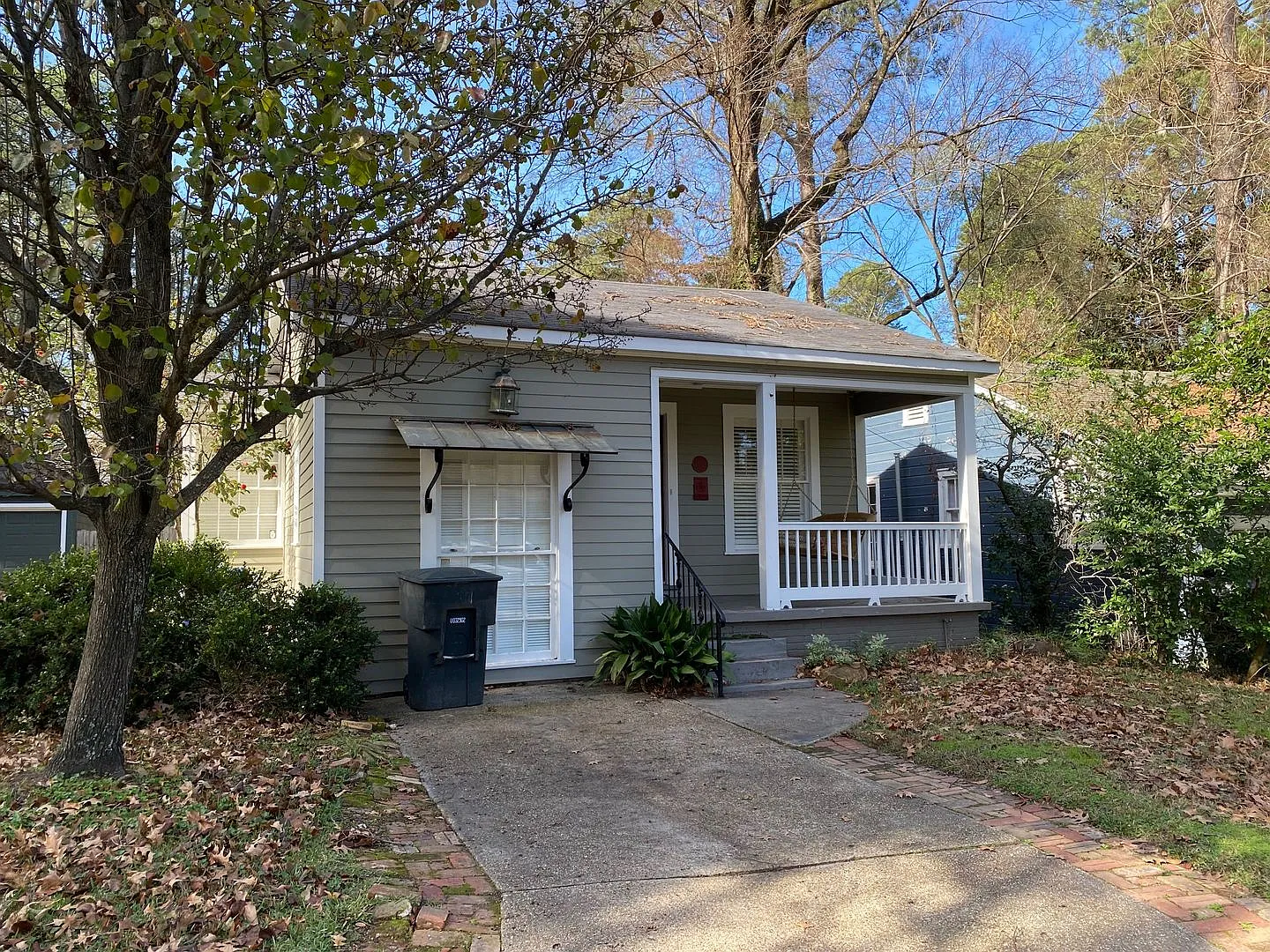 Cute 2BR/2BA Bungalow in South Highlands — Photo 1