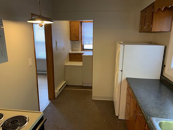 4th image of 1038 College St N APT 3